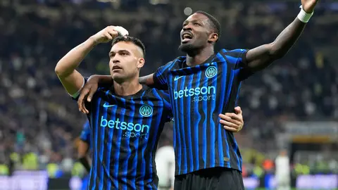 Marcus Thuram y Lautaro Martínez del Inter de Milan tras anotar en la Serie A I AP