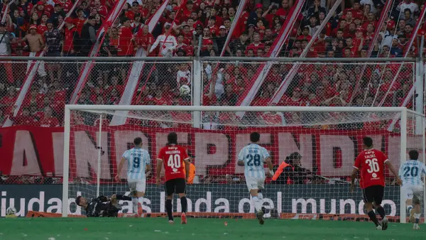 ¡Insólito! Jugador de Racing falla penalti en Clásico de Avellaneda