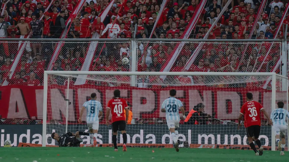¡Insólito! Jugador de Racing falla penalti en Clásico de Avellaneda