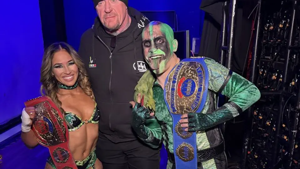 Lola Vice y Mr. Iguana con el Undertaker después de ganar los campeonatos mixtos de AAA | FOTO DE AAA