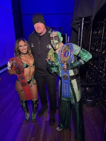 Lola Vice y Mr. Iguana con el Undertaker después de ganar los campeonatos mixtos de AAA | FOTO DE AAA
