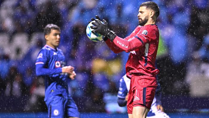 Andrés Gudiño, portero de Cruz Azul, ante Pachuca | MEXSPORT