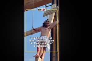 La Crucifixión De Jesús Durante La Representación De La Pasión De Cristo
