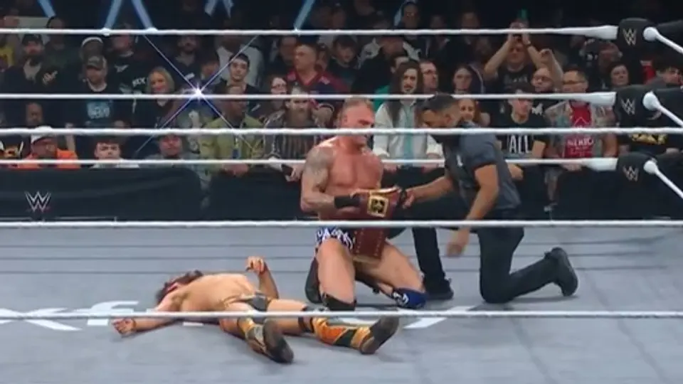 Myles Borne reteniendo su campeonato ante Johnny Gargano | WWE