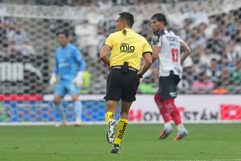 Arbitro, Joaquín Alberto Vizcarra y una mariposa en su uniforme I IMAGO7