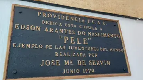 Placa conmemorativa en honor a Pelé en el Club Providencia l clubprovidenciafc