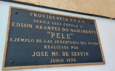 Placa conmemorativa en honor a Pelé en el Club Providencia l clubprovidenciafc