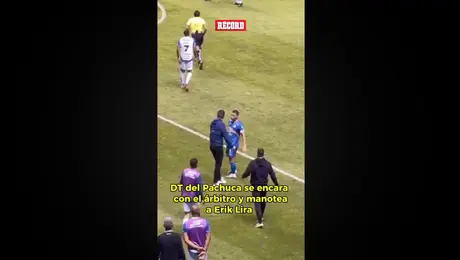 Esteban Solari, entrenador de Pachuca, manotea a Erik Lira y termina expulsado
