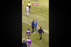 Esteban Solari, entrenador de Pachuca, manotea a Erik Lira y termina expulsado