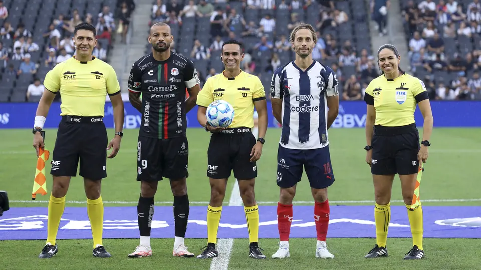 Joaquín Alberto Vizcarra Armenta en la ceremonia del volado previo al duelo entre Monterrey y Atlético de San Luis I IMAGO7