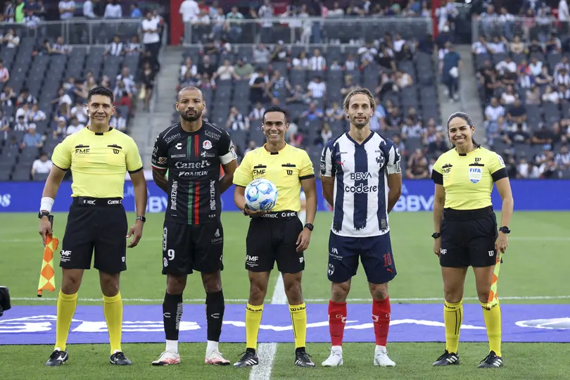 Joaquín Alberto Vizcarra Armenta en la ceremonia del volado previo al duelo entre Monterrey y Atlético de San Luis I IMAGO7