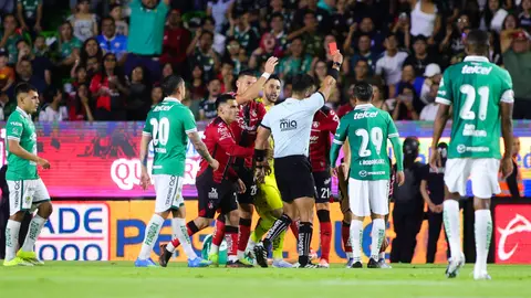Tarjeta roja de Jorge Alejandro Rodríguez en el partido León vs. Atlas | MEXSPORT