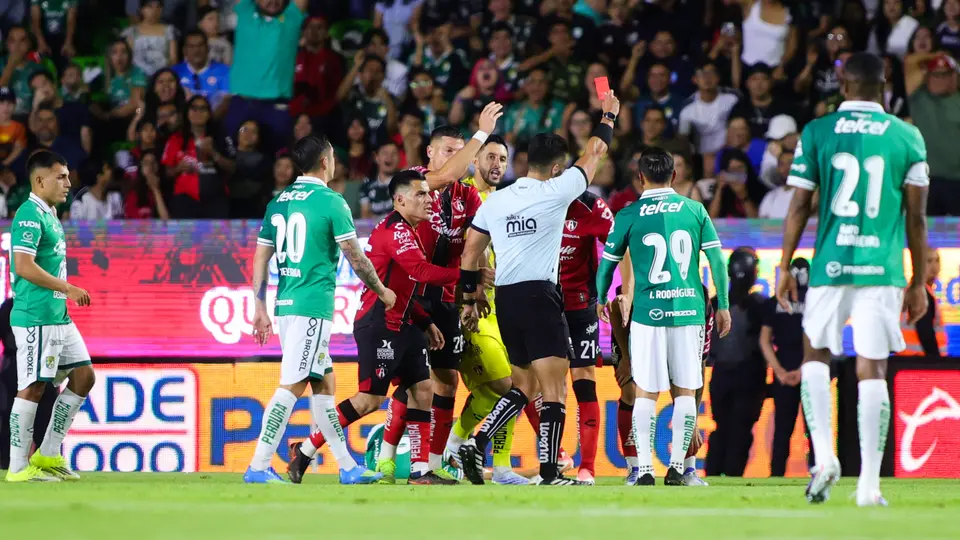Tarjeta roja de Jorge Alejandro Rodríguez en el partido León vs. Atlas | MEXSPORT