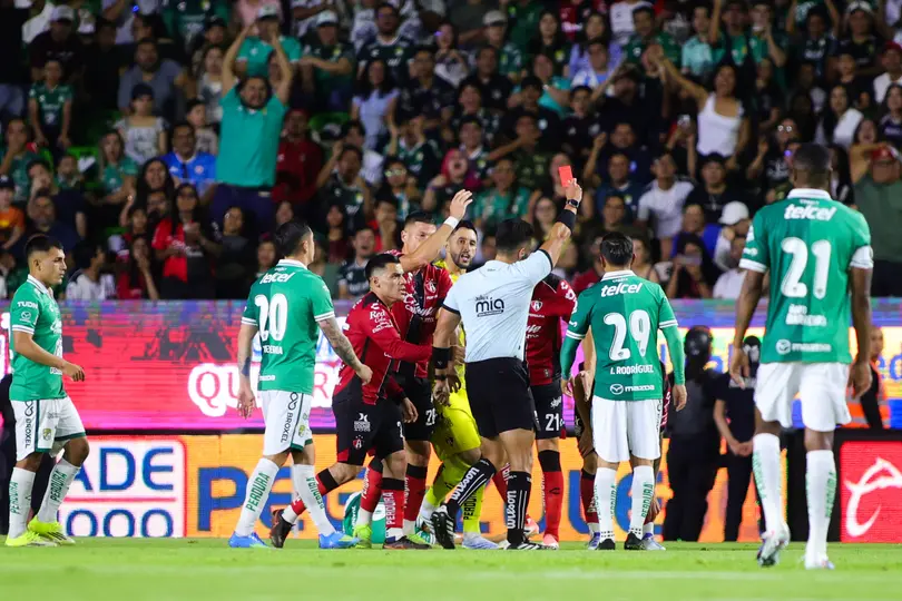 Tarjeta roja de Jorge Alejandro Rodríguez en el partido León vs. Atlas | MEXSPORT
