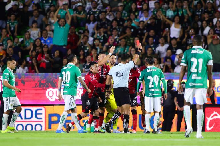 Tarjeta roja de Jorge Alejandro Rodríguez en el partido León vs. Atlas | MEXSPORT