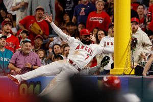 Jo Adell el héroe de Los Angeles Angels tras evitar tres jonrones ante los Mariners