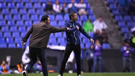 Esteban Solari, entrenador de Pachuca, manotea a Erik Lira durante el Cruz Azul vs Pachuca