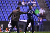 Esteban Solari, entrenador de Pachuca, manotea a Erik Lira durante el Cruz Azul vs Pachuca