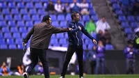 Esteban Solari, entrenador de Pachuca, manotea a Erik Lira durante el Cruz Azul vs Pachuca