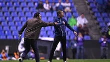 Esteban Solari, entrenador de Pachuca, manotea a Erik Lira durante el Cruz Azul vs Pachuca