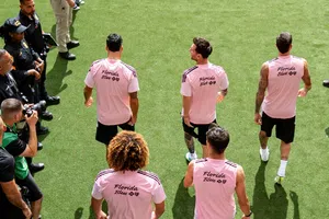 Messi y De Paul los primeros en salir al césped del nuevo Nu Stadium