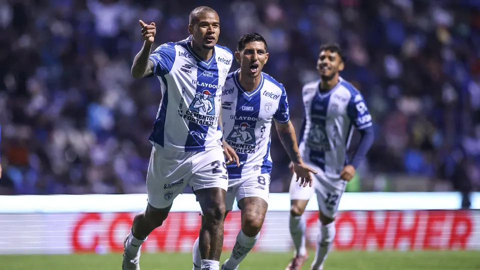Kenedy y Víctor Guzmán, jugadores de Pachuca, en festejo de gol ante Cruz Azul en el Clausura 2026 | IMAGO7
