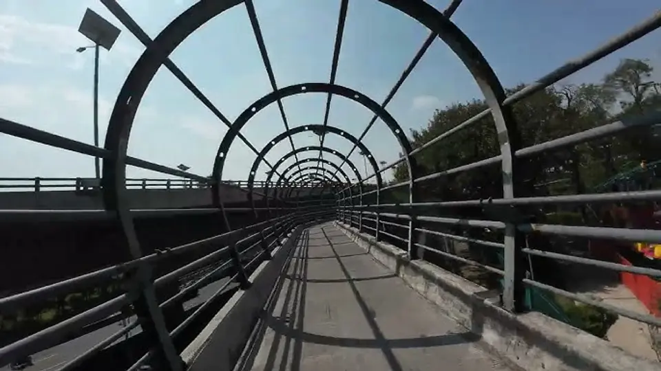 El conductor ingresó al puente de la ciclovía Ferrocarril de Cuernavaca. /  RS