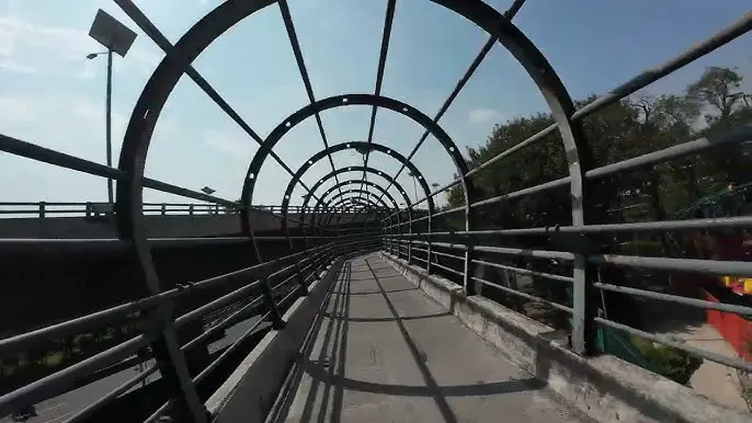 El conductor ingresó al puente de la ciclovía Ferrocarril de Cuernavaca. /  RS