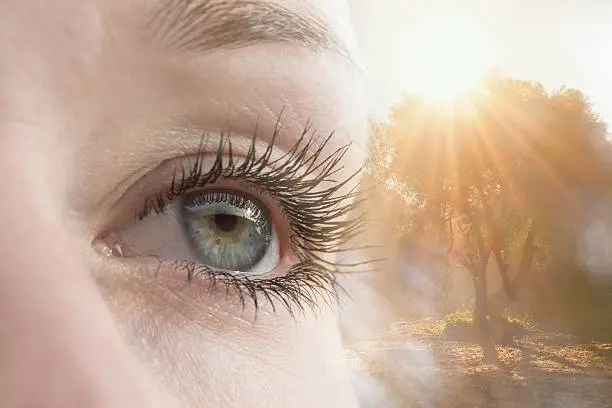 Las altas temperaturas y la radiación UV pueden acelerar el desarrollo de cataratas, advierte la UNAM. / iStock