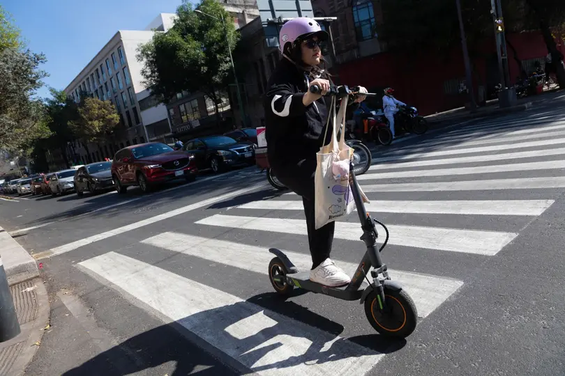 Los vehículos eléctricos deberán contar con placas y sus usuarios portar casco y chaleco reflejante / Redes Sociales