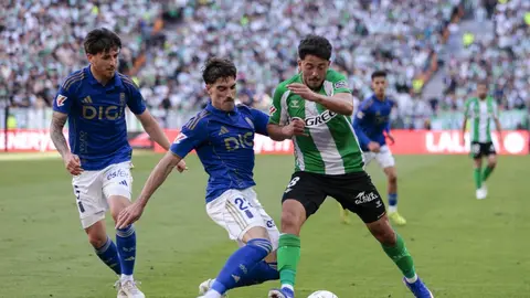 Jugadores de Real Oviedo y Real Betis en partido de LaLiga | AFP