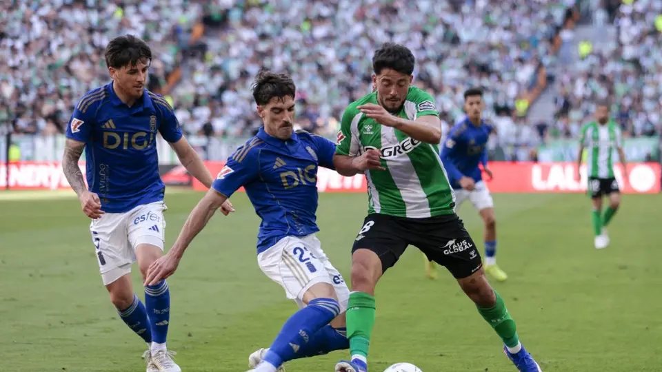 Jugadores de Real Oviedo y Real Betis en partido de LaLiga | AFP