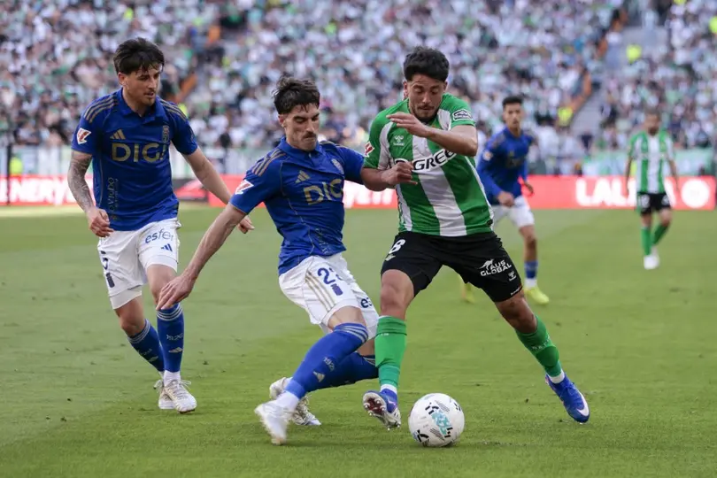 Jugadores de Real Oviedo y Real Betis en partido de LaLiga | AFP