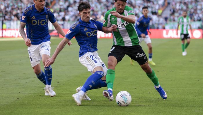 Jugadores de Real Oviedo y Real Betis en partido de LaLiga | AFP