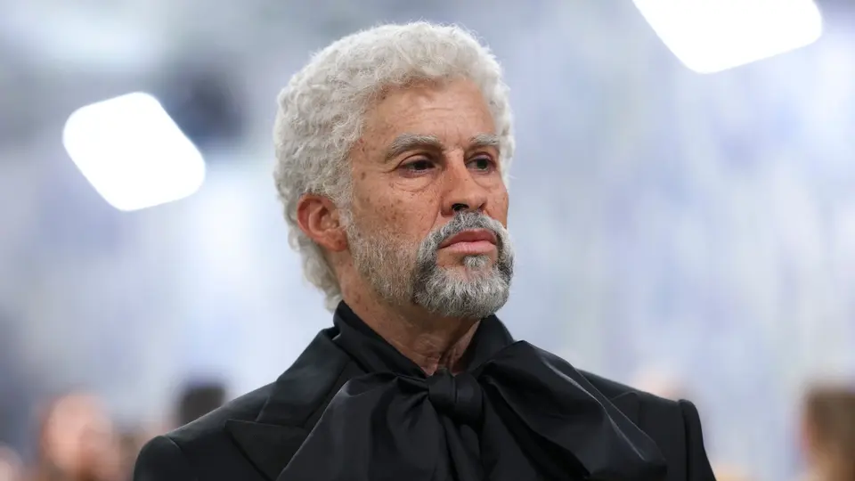 Bad Bunny “envejecido 53 años” impacta en la Met Gala 2026 con look viral