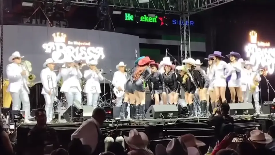 La presentación de Su Majestad La Brissa en Chihuahua iba todo bien hasta que llegaron las bailarinas / Especial