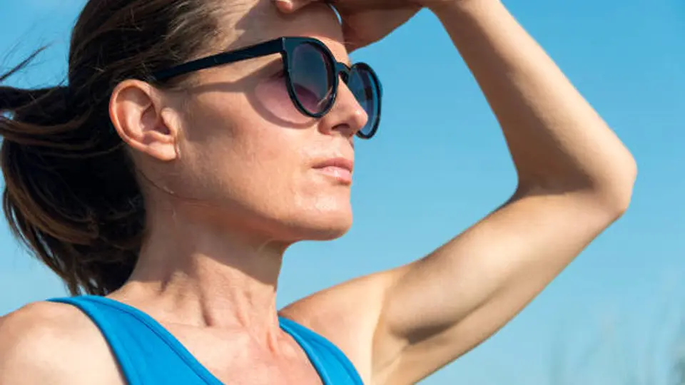 Proteger tus ojos del sol es clave para evitar daños acumulativos en la vista. / iStock