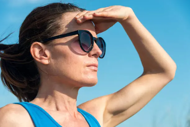 Proteger tus ojos del sol es clave para evitar daños acumulativos en la vista. / iStock