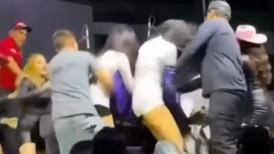 Al final, las peleoneras fueron sacadas del lugar pero no se reportaron problemas mayores o heridos / Especial