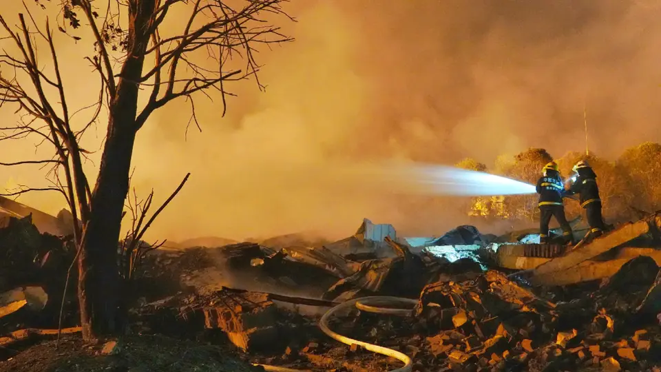 Los bomberos tardaron toda una noche en sofocar las llamas y buscar a las personas afectadas / Especial