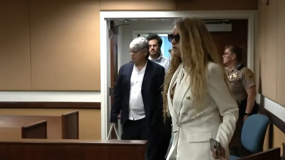Paulina Rubio llegando a la Corte de Miami donde se está llevando el caso de su hijo / Especial