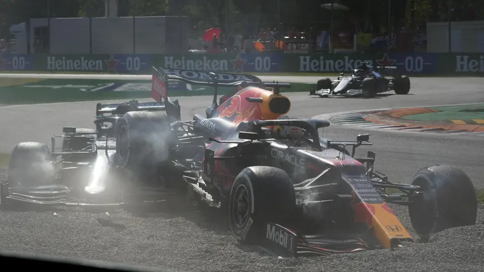 Choque de Hamilton y Verstappen en el Gran Premio de Italia 2021 | AP