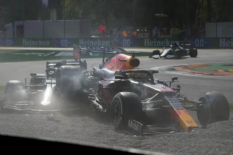 Choque de Hamilton y Verstappen en el Gran Premio de Italia 2021 | AP