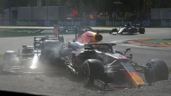 Choque de Hamilton y Verstappen en el Gran Premio de Italia 2021 | AP
