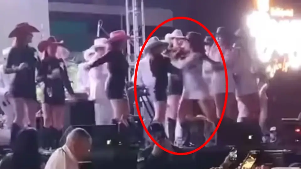 Dos bailarinas comenzaron a golpearse al querer estar hasta el frente del escenario / Especial