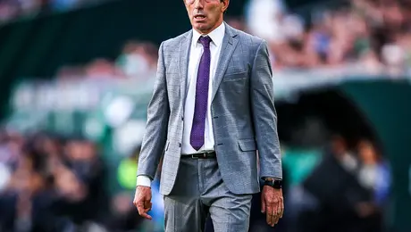 Guillermo Almada seguirá con el Oviedo en Segunda si descienden los carbayones