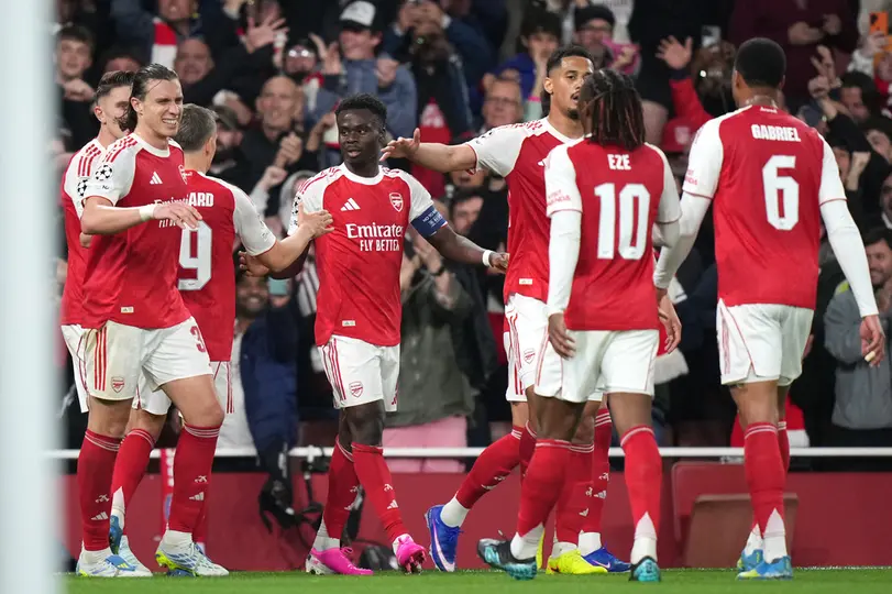 Jugadores de Arsenal celebran en Champions League en el partido contra Atlético de Madrid | AP