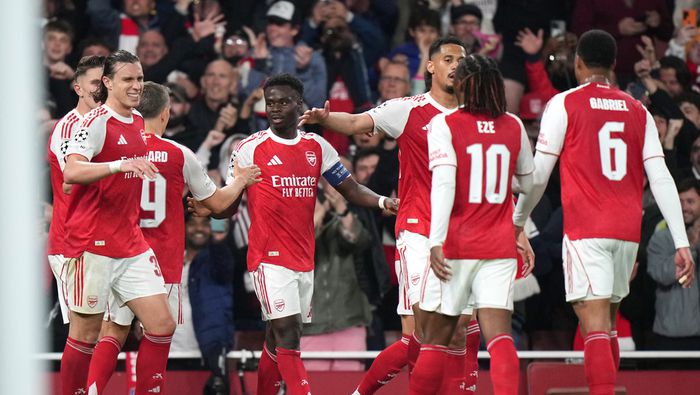Jugadores de Arsenal celebran en Champions League en el partido contra Atlético de Madrid | AP
