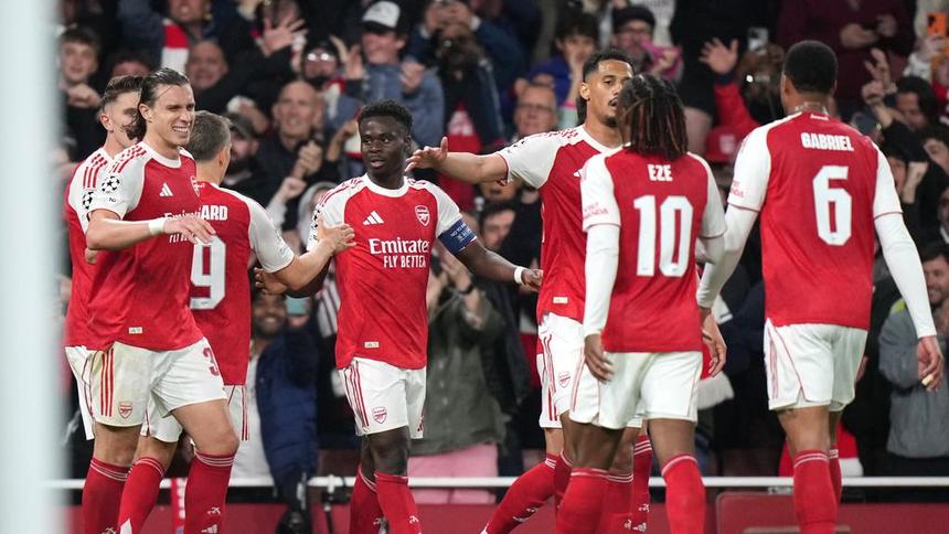 Jugadores de Arsenal celebran en Champions League en el partido contra Atlético de Madrid | AP