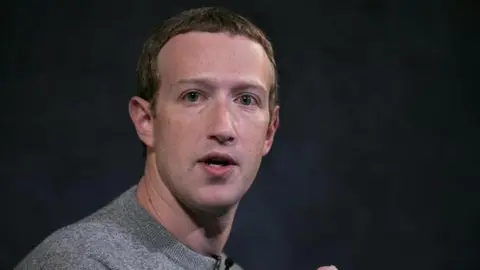 Jeff Bezos y Mark Zuckerberg siguen en el top gracias al crecimiento de Amazon y Meta./ AP